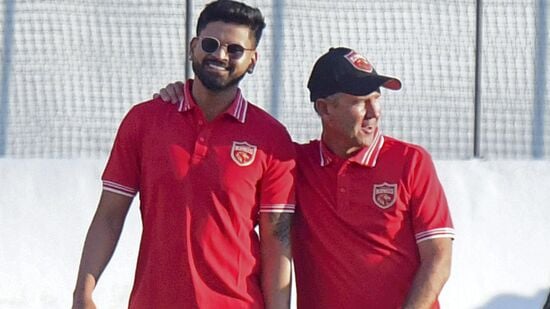IPL 2025 Punjab Kings: సుదీర్ఘ కాలం ఐపీఎల్లో పనిచేసిన ఆస్ట్రేలియా స్టార్ రికీ పాంటింగ్ ను కోచ్ గా తీసుకున్నారు. ఈ ఏడాది కెప్టెన్ గా ఉన్న శ్రేయస్ అయ్యర్ ను రూ.26.75 కోట్లకు కొనుగోలు చేశారు. మ్యాక్స్‌వెల్, చాహల్, అర్షదీప్ కూడా జట్టులో ఉన్నారు. పంజాబ్ కు చెందిన విదేశీ ఆటగాళ్లలో ఎక్కువ మంది ఆస్ట్రేలియన్లే. మరి ఈ ఇద్దరితోపాటు వాళ్లు చేస్తున్న ప్రత్యేక పూజలు పంజాబ్ కింగ్స్ రాత మారుస్తాయేమో చూడాలి.