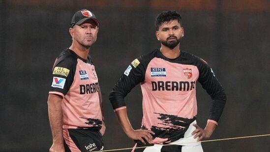 IPL 2025 Punjab Kings: పంజాబ్ కింగ్స్ ఇప్పటి వరకూ ఒకేసారి ఐపీఎల్ ఫైనల్ చేరింది. అది కూడా 2014లో. అప్పుడు కేకేఆర్ చేతుల్లో ఓడింది. ఆ తర్వాత ఆ టీమ్ పరిస్థితి మరింత దిగజారింది. గతేడాది 9వ స్థానంతో సరిపెట్టుకుంది. దీంతో ఈసారి రికీ పాంటింగ్, శ్రేయస్ అయ్యర్ లపై ఆ టీమ్ భారీ ఆశలే పెట్టుకుంది.
