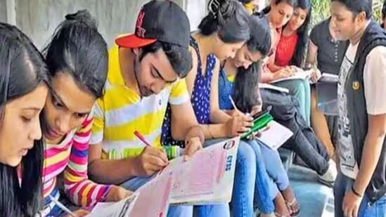 ఇంటర్ స్పాట్ దృష్ట్యా తగినంత సిబ్బందిని అధికారులు ఏర్పాటు చేశారు. స్పెల్ కు అనుగుణంగా… విధులు నిర్వర్తించాల్సి ఉంటుంది. స్పాట్ కేంద్రాల్లో సెల్‌ఫోన్లను అనుమతి ఉండదని ఇంటర్ బోర్డు అధికారులు స్పష్టం చేశారు.