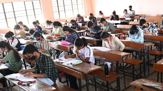 పూర్తిస్థాయిలో క్షుణ్ణంగా జవాబు పత్రాలను పరిశీలించిన తర్వాతే... మార్కులను ఎంట్రీ చేస్తారు. వాల్యూయేషన్ ప్రక్రియను మానిటరింగ్ చేసేందుకు ప్రత్యేక అధికారులు కూడా ఉంటారు. విద్యాశాఖ నుంచి గ్రీన్ సిగ్నల్ వచ్చిన తర్వాతే… తుది ఫలితాలను వెల్లడిస్తారు.&nbsp;