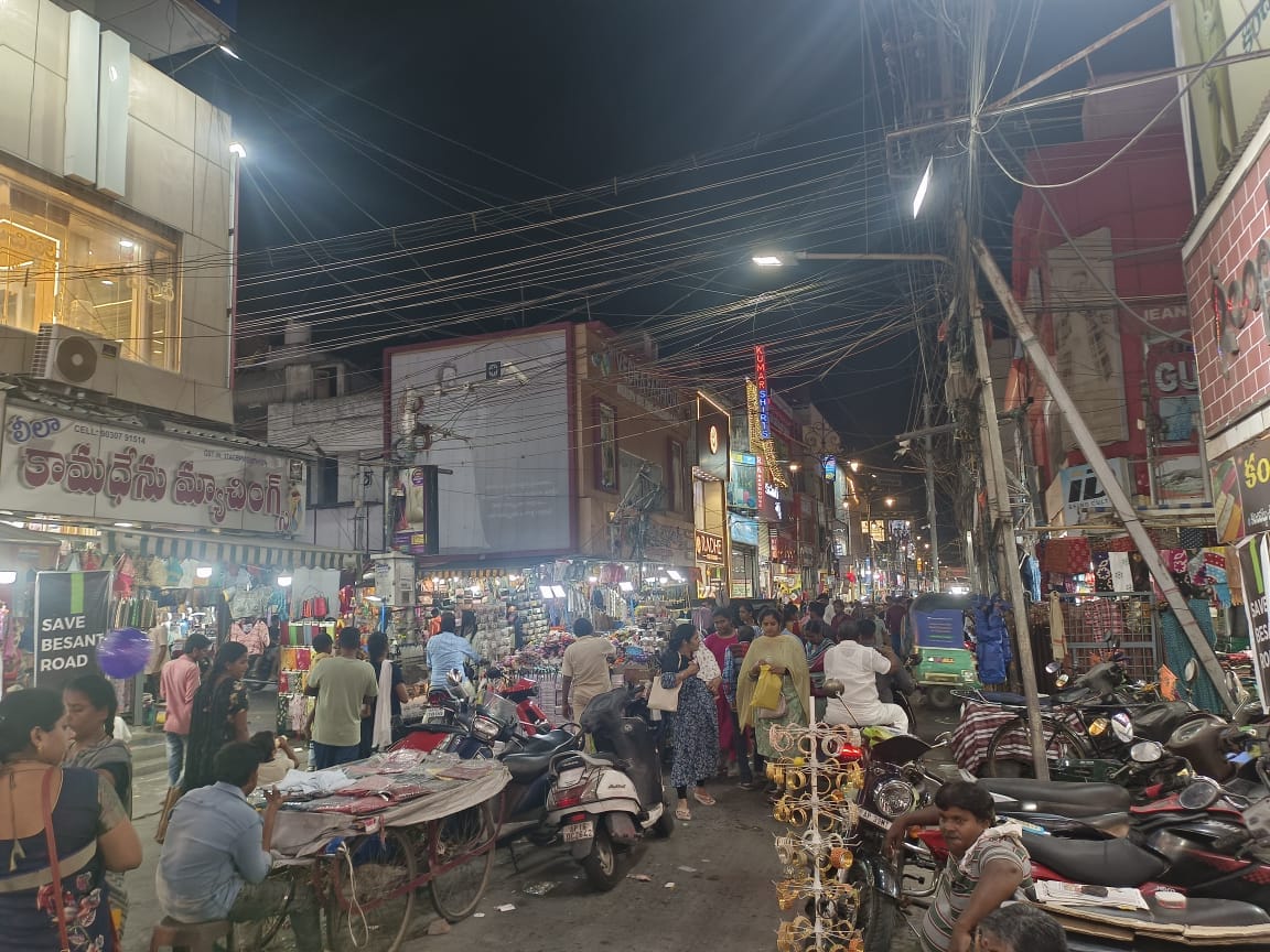 రోడ్డు మధ్యలో ఏర్పాటు చేసిన తోపుడు బళ్లు