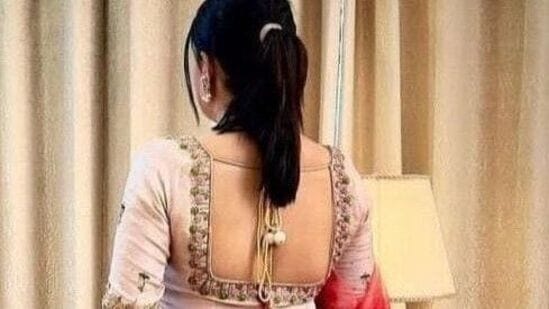డీప్ స్క్వేర్ నెక్ లైన్