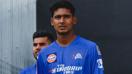 గుంటూరు కుర్రాడు షేక్ రషీద్ మరోసారి చెన్నై సూపర్ కింగ్స్ జట్టులోకి వెళ్లాడు. వేలంలో అతణ్ని రూ.30 లక్షలకు టీమ్ తీసుకుంది. గత సీజన్ లోనూ సీఎస్కేతో ఉన్న రషీద్ కు మ్యాచ్ ఆడే అవకాశం రాలేదు. అండర్-19 వరల్డ్ కప్ లో సత్తాచాటిన రషీద్.. ఫస్ట్ క్లాస్ క్రికెట్లో ఆంధ్ర తరపున 33 ఇన్నింగ్స్ ల్లో 1204 పరుగులు చేశాడు. 