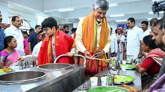 మనుమడు దేవాన్ష్‌ తో కలిసి అన్నదానం చేస్తున్న సీఎం చంద్రబాబు