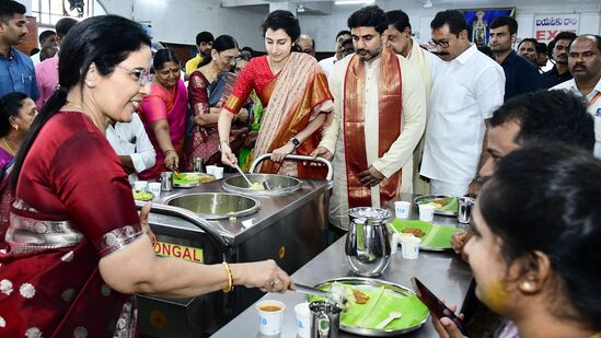 తిరుమలలో అన్నదానంలో నారా లోకేష్‌ దంపతులతో భువనేశ్వరి