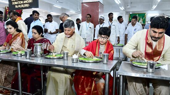  మనుమడి పుట్టిన రోజు కావడంతో తిరుమల అన్న ప్రసాద స్వీకరణలో సీఎం కుటుంబం