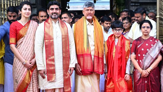 మనుమడి జన్మదినం సందర్భంగా కుటుంబ సమేతంగా తిరుమల శ్రీవారిని సీఎం చంద్రబాబు దర్శించుకున్నారు. దేవాన్ష్‌ పుట్టిన రోజు కావడంతో అన్నదానానికి రూ.44లక్షల విరాళం ఇచ్చారు. 