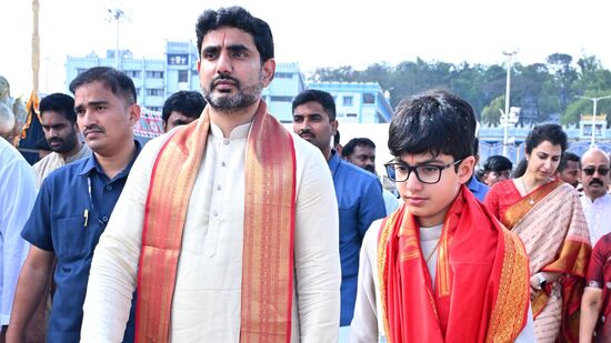 తిరుమలలో దర్శనానంతరం కుమారుడితో కలిసి నారా లోకేష్‌