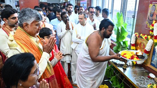 అన్నప్రసాద కేంద్రంలో పూజలు చేస్తున్న ముఖ్యమంత్రి చంద్రబాబు