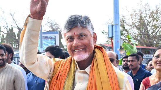 తిరుమల శ్రీవారి ఆలయ వెలుపల భక్తులకు అభివాదం చేస్తున్న సీఎం చంద్రబాబు
