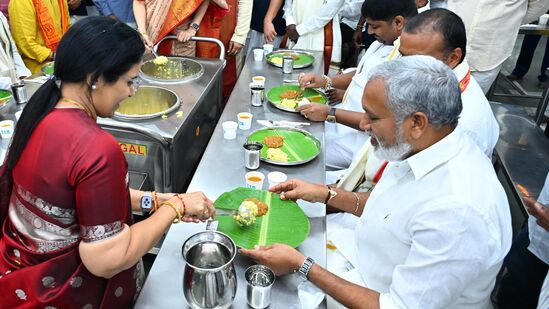 తిరుమలలో అన్నప్రసాద వితరణలో సీఎం సతీమణి భువనేశ్వరి