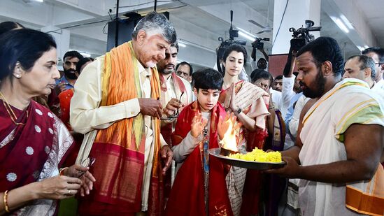 వెంగమాంబ సత్రంలో హారతులు అందుకుంటున్న సీఎం కుటుంబ సభ్యులు