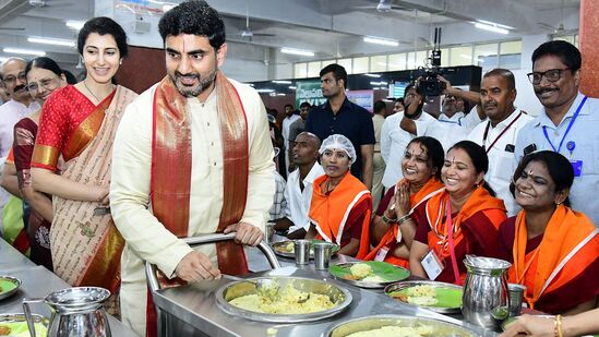 అన్న ప్రసాద వితరణలో నారా లోకేష్‌ దంపతులు
