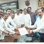బకాయిల విడుదల కోసం సీఎస్కు వినతి పత్రం ఇస్తున్న ఏపీ జేఏసీ నేతలు బకాయిల విడుదల కోసం సీఎస్కు వినతి పత్రం ఇస్తున్న ఏపీ జేఏసీ నేతలు