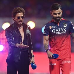 <p>స్టార్ బ్యాటర్ విరాట్ కోహ్లి ఓపెనింగ్ సెర్మనీలో షారుక్ ఖాన్ తో కలిసి చేసిన డ్యాన్స్ స్పెషల్ అట్రాక్షన్ గా నిలిచింది. షారుక్ సినిమా ‘పఠాన్’ సాంగ్ కు ఈ ఇద్దరు కలిసి స్టెప్పులేశారు. షారుక్ అడగ్గానే డ్యాన్స్ చేసేందుకు కోహ్లి ఒప్పుకున్నాడు. </p>