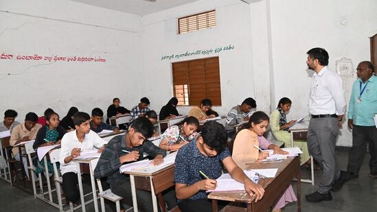 ఏప్రిల్ 4వ తేదీన పరీక్షలు పూర్తి కాగానే… ఆ వెంటనే  స్పాట్ వాల్యుయేషన్ కేంద్రాలకు పేపర్స్ తరలిస్తారు. ఇందుకోసం ఇప్పటికే సిబ్బందిని కూడా విద్యాశాఖ నియమించింది. స్పాట్ లోనే పాల్గొనే వారి వివరాలను కూడా సిద్ధం చేసింది. 