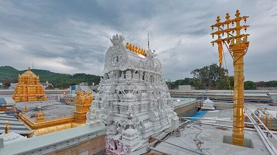కోయిల్ ఆళ్వార్ తిరుమంజనం సమయంలో స్వామివారి మూలవిరాట్టును వస్త్రంతో పూర్తిగా కప్పుతారు. శుద్ధి అనంతరం నామకోపు, శ్రీచూర్ణం, కస్తూరి పసుపు, పచ్చాకు, గడ్డ కర్పూరం, గంధం పొడి, కుంకుమ, కిచిలిగడ్డ తదితర సుగంధ ద్రవ్యాలు కలగలిపిన పవిత్ర పరిమళ జలాన్ని ఆలయమంతటా ప్రోక్షణం చేస్తారు. అనంతరం స్వామివారి మూలవిరాట్టుకు కప్పిన వస్త్రాన్ని తొలగించి ప్రత్యేక పూజ, నైవేద్యం కార్యక్రమాలను నిర్వహిస్తారు. అనంత‌రం భక్తులను దర్శనానికి అనుమతిస్తారు.