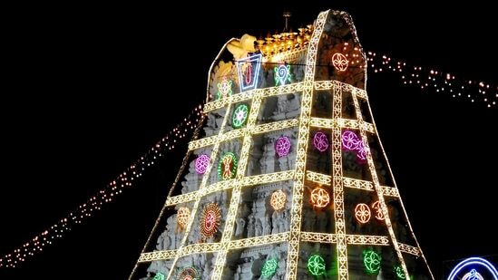 టూర్ ప్యాకేజీ ధరలు :  కంఫర్ట్ క్లాస్ లో సింగిల్ షేరింగ్ లో రూ. 13810. డబుల్ షేరింగ్ కు రూ. 10720, ట్రిపుల్ షేరింగ్ కు రూ. 8940గా నిర్ణయించారు. స్టాండర్డ్ క్లాస్ లో సింగిల్ షేరింగ్ కు రూ. 12030, డబుల్ షేరింగ్ కు రూ. 8940, ట్రిపుల్ షేరింగ్ కు రూ. 7170 గా ఉంది. చిన్న పిల్లలకు వేర్వురు ధరలు ఉన్నాయి. 