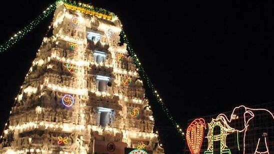 మూడో రోజు తెల్లవారుజామున హోటల్ నుంచి బయల్దేరుతారు. తిరుమలకు చేరుకుంటారు. ఉచితంగా దర్శనం ఉంటుంది. ఆ తర్వాత హోటల్ వద్ద డ్రాప్ చేస్తారు. 
