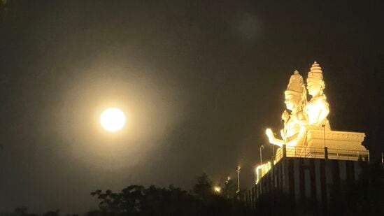 “TIRUPATI BY VENKATADRI EXPRESS” పేరుతో ఐఆర్సీటీసీ టూరిజం ఈ ప్యాకేజీని ఆపరేట్ చేస్తుంది. హైదరాబాద్ ఆపరేట్ చేసే ఈ ట్రిప్… నాలుగు రోజులు ఉంటుంది. ముందుస్తుగానే టికెట్లు బుకింగ్ చేసుకోవాలి. ప్రస్తుతం ఈ ట్రిప్ మార్చి 29వ తేదీన అందుబాటులో ఉంది. ఈ తేదీ మిస్ అయితే మరో తేదీలో ప్లాన్ చేసుకోవచ్చు. ఈ వివరాలను IRCTC అధికారిక వెబ్ సైట్ లో చూడొచ్చు.