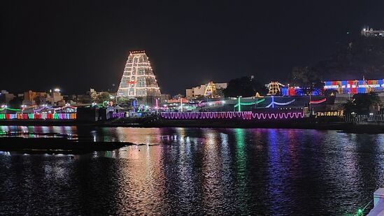 వేసవి రావటంతో టూరిస్టులు అధ్యాత్మిక ప్రాంతాలతో టూరిస్ట్ ప్రాంతాలకు వెళ్తుంటారు. ఈ నేపథ్యంలోనే… ఐఆర్సీటీసీ టూరిజం సరికొత్త టూర్ ప్యాకేజీని తీసుకువస్తోంది. ఇందులో భాగంగా హైదరాబాద్ నుంచి తిరుపతి, శ్రీకాళహస్తి ఆలయాలను దర్శించుకోవచ్చు. 