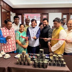 <p>స్పీకర్ ఆదేశాలతో రెండు అరకు కాఫీ స్టాళ్లను ఏర్పాటు చేసుకోవాలని లోక్‌సభ భవనాల డైరెక్టర్‌ కుల్‌ మోహన్‌ సింగ్ అరోరా ఉత్తర్వులు జారీ చేశారు. ఈ నెల 28 వరకు స్టాళ్లను ఏర్పాటు చేసేందుకు అవకాశం కల్పించారు.</p>
