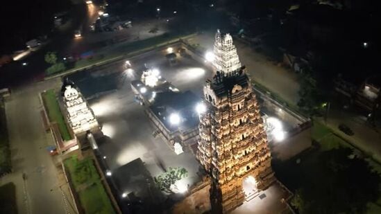ఒంటిమిట్టలో శ్రీరామనవమికి ఐదో రోజున సీతారాముల కల్యాణం జరుగుతుంది. దేశంలో ఎక్కడా లేనివిధంగా పౌర్ణమి రాత్రి పండు వెన్నెల్లో ఒంటిమిట్ట రాముల వారికి కళ్యాణం జరగడం ప్రత్యేకత. 