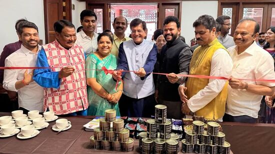 స్పీకర్ ఆదేశాలతో రెండు అరకు కాఫీ స్టాళ్లను ఏర్పాటు చేసుకోవాలని లోక్‌సభ భవనాల డైరెక్టర్‌ కుల్‌ మోహన్‌ సింగ్ అరోరా ఉత్తర్వులు జారీ చేశారు. ఈ నెల 28 వరకు స్టాళ్లను ఏర్పాటు చేసేందుకు అవకాశం కల్పించారు.