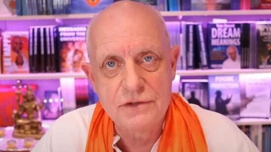 బ్రిటన్ కు చెందిన క్రెయిగ్ హామిల్టన్ పార్కర్ బాబా వంగాలాగే ముందుగానే విపత్తులను అంచనా వేస్తున్నాడు. అతను తన యూట్యూబ్ ఛానెల్ లో వివిధ అంశాలపై అంచనాలను చర్చిస్తాడు. అతను బ్రిటన్ నివాసి.  అతన్ని బాబా వంగా,  నోస్ట్రడామస్ లతో పోలుస్తారు. కొన్ని రోజుల క్రితం, హామిల్టన్ తన యూట్యూబ్ ఛానెల్లో ఒక నౌక లేదా ఆయిల్ ట్యాంకర్ కు ప్రమాదం జరుగుతుందని చెప్పారు