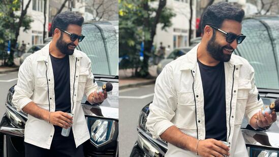 జపాన్‍ రాజధాని టోక్యోకు ఎన్టీఆర్ చేరుకున్నారు. స్టైలిష్ లుక్‍తో అదరగొట్టారు. బ్లాక్ టీషర్ట్‌పై వైట్ బ్లేజర్ ధరించి ఎలిగెంట్ లుక్‍లో కనిపించారు ఎన్టీఆర్.