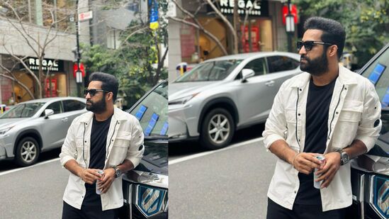 టోక్యోలో స్టైలిష్ లుక్‍తో ఉన్న ఎన్టీఆర్ ఫొటోలను దేవర మూవీ టీమ్ పోస్ట్ చేసింది. సోషల్ మీడియాలో వైరల్‍గా మారాయి. అభిమానులు ఫుల్ హ్యాపీ అవుతున్నారు.