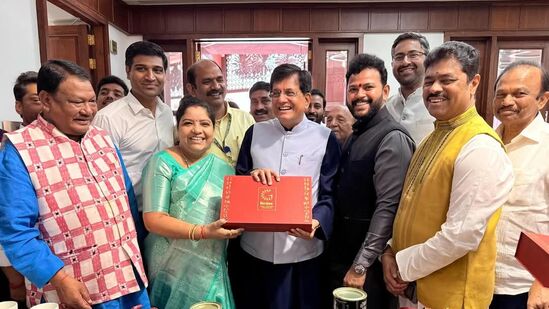 పార్లమెంట్‌ ప్రాంగణంలో కాఫీ స్లాళ్లను ఏర్పాటు చేసిన సందర్భంగా సీఎం చంద్రబాబు స్పందిస్తూ..."ఇది మనందరికీ, ముఖ్యంగా మన గిరిజన రైతులకు ఎంతో గర్వకారణం. వారి అంకిత భావం, కృషి అరకు కాఫీని జాతీయ స్థాయి వరకు తీసుకెళ్లింది" అన్నారు. 