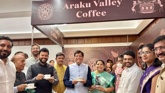 అరకు కాఫీ ఆస్వాదిస్తుంటే గిరిజన రైతుల స్ఫూర్తిదాయక ప్రయాణం గుర్తుకురావాలని సీఎం చంద్రబాబు అన్నారు. పార్లమెంట్‌లో అరకు కాఫీ స్టా్ళ్లను ప్రారంభించేందుకు ప్రోత్సహించిన సీఎం చంద్రబాబుకు విజయనగరం ఎంపీ కలిశెట్టి అప్పలనాయుడు కృతజ్ఞతలు చెప్పారు.