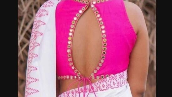 కాస్త సింపుల్ గా ఉండాలి, కానీ ట్రెండీగా కనిపించాలి అనుకునే వారు ఈ  స్లిట్ నెక్ లైన్ డిజైన్ కుట్టించుకోవచ్చు.
