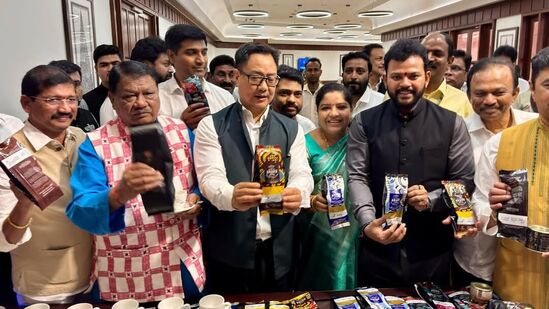 పార్లమెంట్‌లో అరకు కాఫీ స్టాళ్ల ఏర్పాటుపై సీఎం చంద్రబాబు హర్షం వ్యక్తం చేస్తూ ట్వీట్ చేశారు. అరకు కాఫీ గురించి మన్ కీ బాత్‌లో ప్రస్తావించినందుకు ప్రధాని మోదీకి, పార్లమెంట్‌లో కాఫీ స్టాల్‌ ఏర్పాటకు అనుమతి ఇచ్చిన లోక్‌సభ స్పీకర్ ఓం బిర్లాకు సీఎం చంద్రబాబు హృదయపూర్వక ధన్యవాదాలు తెలిపారు. 