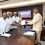 సీఎం చంద్రబాబుకు వినతి పత్రం ఇస్తున్న సీపీఎం నేతలు (ఫైల్ ఫోటో) సీఎం చంద్రబాబుకు వినతి పత్రం ఇస్తున్న సీపీఎం నేతలు (ఫైల్ ఫోటో)