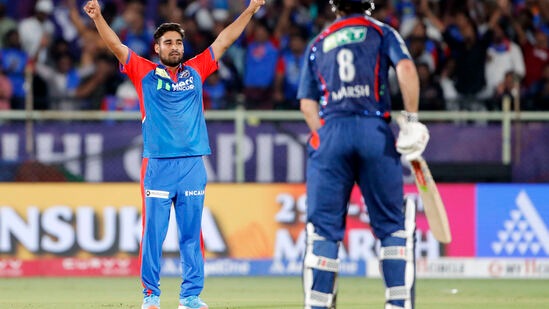 విప్రాజ్ బౌలింగ్‍లోనూ ఓ వికెట్ పడగొట్టాడు. ఆ తర్వాత సూపర్ హిట్టింగ్‍తో దుమ్మురేపాడు. దీంతో అతడెవరు అని చాలా మంది వెతికేస్తున్నారు. 