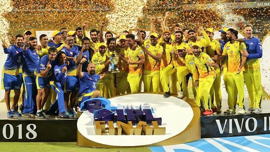 2018 సీజన్ లోనే మరో 1 వికెట్ విన్ థ్రిల్లర్ ఫ్యాన్స్ ను ఊపేసింది. రెండేళ్ల బ్యాన్ తర్వాత తిరిగి లీగ్ లో అడుగుపెట్టిన చెన్నై సూపర్ కింగ్స్ 1 వికెట్ తేడాతో ముంబయి ఇండియన్స్ పై గెలిచింది. 166 పరుగుల ఛేజింగ్ లో 75/5తో సీఎస్కే ఇబ్బందుల్లో పడింది. ఆ దశలో డ్వేన్ బ్రావో చెలరేగాడు. కానీ గాయంతో అంతకంటే ముందే బ్యాటింగ్ నుంచి రిటైర్ట్ హార్ట్ గా వెనుదిరిగిన కేదార్ జాదవ్ లాస్ట్ ఓవర్లో మళ్లీ బ్యాటింగ్ కు వచ్చి ఓ సిక్సర్, ఫోర్ తో చెన్నైని గెలిపించాడు. 
