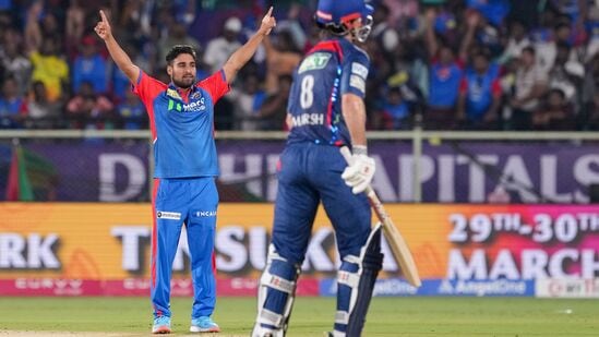 అండర్-19 వరకు విప్రాజ్ బ్యాటర్‌గానే ఉండే వాడని కుల్దీప్ యాదవ్ చెప్పాడు. ఆ తర్వాత లెగ్ స్పిన్ వేయడం ప్రారంభించాడని చెప్పాడు. ఇప్పుడు పక్కా ఆల్‍రౌండర్‌గా విప్రాజ్ మారాడు. 