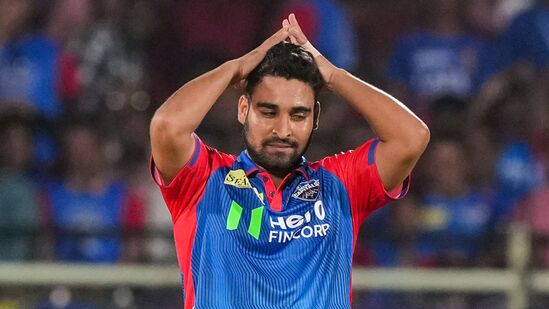 విప్రాజ్ నిగమ్.. ఉత్తర ప్రదేశ్‍కు చెందిన ఆటగాడు. యూపీటీ20 2024 సీజన్‍లో యూపీ ఫాల్కన్స్ తరఫున 12 మ్యాచ్‍లు ఆడిన ఈ స్పిన్నర్ 20 వికెట్లు పడగొట్టాడు. 