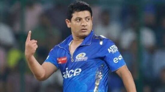 టీమిండియా మాజీ స్పిన్నర్ పియూష్ చావ్లా 16 సార్లు డకౌటయ్యాడు. ఐపీఎల్ లో పంజాబ్, కేకేఆర్, సీఎస్కే, ముంబయికి ఆడిన చావ్లా 92 ఇన్నింగ్స్ లో బ్యాటింగ్ చేశాడు. 