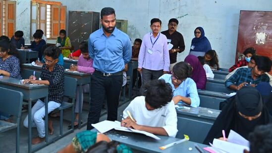 పూర్తిస్థాయిలో క్షుణ్ణంగా జవాబు పత్రాలను పరిశీలించిన తర్వాతే... మార్కులను ఎంట్రీ చేస్తారు. వాల్యూయేషన్ ప్రక్రియను మానిటరింగ్ చేసేందుకు ప్రత్యేక అధికారులు విధులు నిర్వర్తిస్తున్నారు. విద్యాశాఖ నుంచి గ్రీన్ సిగ్నల్ వచ్చిన తర్వాతే… ఫలితాలను ప్రకటిస్తారు.
