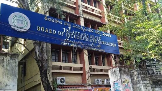 మార్చి 26 నుంచి మూడవ స్పెల్‌ ఉంటుంది. ఇందులో కెమిస్ట్రీ, కామర్స్ I మరియు II పేపర్‌ల మూల్యాంకనం చేస్తారు. చివరగా మార్చి 28వ తేదీ నుంచి హిస్టరీ పేపర్ I, II  వృక్షశాస్త్రం, జంతుశాస్త్ర సమాధాన పత్రాలను మూల్యాంకనం ఉంటుంది. దీంతో తెలంగాణ ఇంటర్ పరీక్షల స్పాట్ పూర్తవుతుంది.