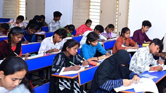 మార్చి 10 నుంచి సంస్కృతం పేపర్ I, II తో మూల్యాంకన ప్రక్రియను ప్రారంభించగా… ఆ తర్వాత… ఇంగ్లీష్, తెలుగు, హిందీ, గణితం, సివిక్స్ పత్రాలను మూల్యాంకనం చేశారు.  ఈ ప్రక్రియ మార్చి 22వ తేదీతో పూర్తయింది. మార్చి 24 నుంచి సెకండ్ స్పెల్ స్పాట్ ప్రారంభమైంది. ఇందులో ఫిజిక్స్, ఎకనామిక్స్ పేపర్ - I మరియు II మూల్యాంకనం చేస్తున్నారు. 