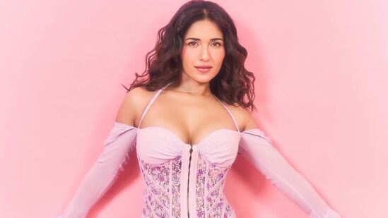 Ruhani Sharma Bold Photos: ఈ రుహానీ శర్మ.. విరాట్ కోహ్లి భార్య, బాలీవుడ్ నటి అనుష్క శర్మకు కజిన్ అన్న విషయం తెలిసిందే. చివరిగా లవ్ మీ అనే తెలుగులో సినిమాలో కనిపించిన ఈమె.. ఇప్పుడు మాస్క్ అనే తమిళ సినిమా చేస్తోంది.