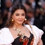 ఐశ్వర్య రాయ్ కారును ఢీకొట్టిన బస్సు.. ఫ్యాన్స్ ఆందోళన ఐశ్వర్య రాయ్ కారును ఢీకొట్టిన బస్సు.. ఫ్యాన్స్ ఆందోళన