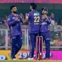 వికెట్ తీసిన వరుణ్ ను అభినందిస్తున్న కేకేఆర్ ఆటగాళ్లు వికెట్ తీసిన వరుణ్ ను అభినందిస్తున్న కేకేఆర్ ఆటగాళ్లు