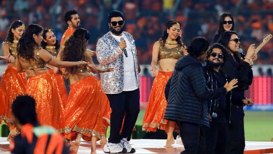 తమన్ తో పాటు సింగర్స్ గీతా మాధురి తదితరులు తమ సింగింగ్ తో ఫ్యాన్స్ ను అలరించారు. ఉప్పల్ స్టేడియాన్ని హోరెత్తించారు. 