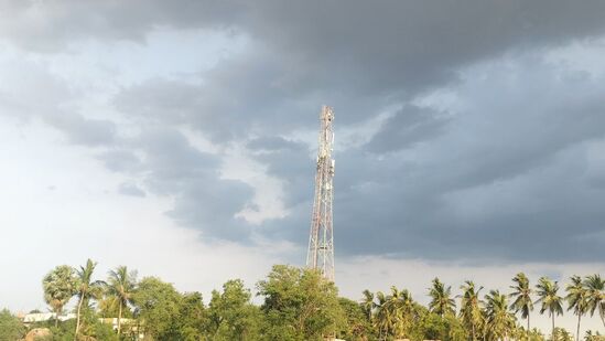 ఈ ప్రభావంతో ఏపీలోని ఉత్తర కోస్తా, రాయలసీమ ప్రాంతాల్లోని పలుచోట్ల తేలికపాటి నుంచి ఒక మోస్తారు వర్షాలు కురిసే అవకాశం ఉందని అమరావతి వాతావరణ కేంద్రం తెలిపింది. కొన్నిచోట్ల ఉరుములు, మెరుపులు, ఈదురుగాలులతో కూడిన వానలు పడుతాయని అంచనా వేసింది.   రేపు, ఎల్లుండి మాత్రం పొడి వాతావరణమే ఉంటుందని స్పష్టం చేసింది.