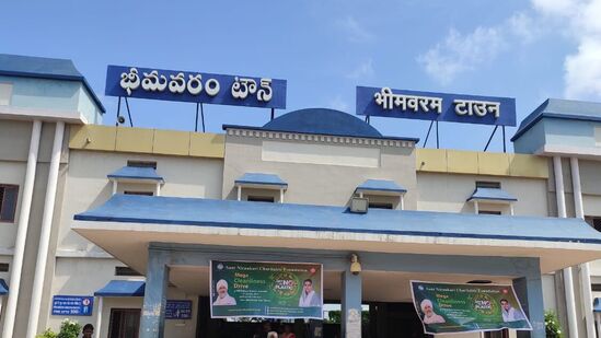 ఆధునీకరణ పనుల్లో భాగంగా… అదనపు కవర్ ఓవర్ ప్లాట్‌ఫారమ్‌ల ఏర్పాటు చేస్తారు.
ప్లాట్‌ఫారమ్ ఉపరితలానికి మెరుగులు దిద్దుతారు, ప్రీమియం మాడ్యులర్ టాయిలెట్ల ఏర్పాటు (పురుషులు, మహిళలు & దివ్యాంగులకు ప్రత్యేకం) చేస్తారు.నూతన వెయిటింగ్ హాల్ ఏర్పాటుతో పాటు ఎంట్రెన్స్ ను సుందరీకరిస్తారు.  
స్టేషన్ లైటింగ్, PF లైటింగ్, సర్క్యులేటింగ్ ఏరియా లైటింగ్ తో పాటు మరికొన్ని పనులు చేపడుతారు. 